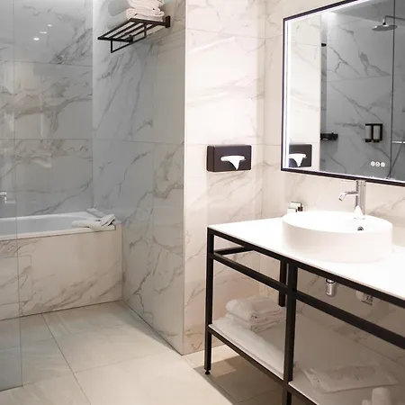 Le Grand Grenoble, Bw Premier Collection By Western Гренобль