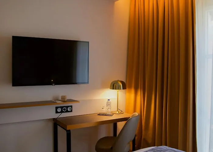 Le Grand Grenoble, Bw Premier Collection By Western Grenoble